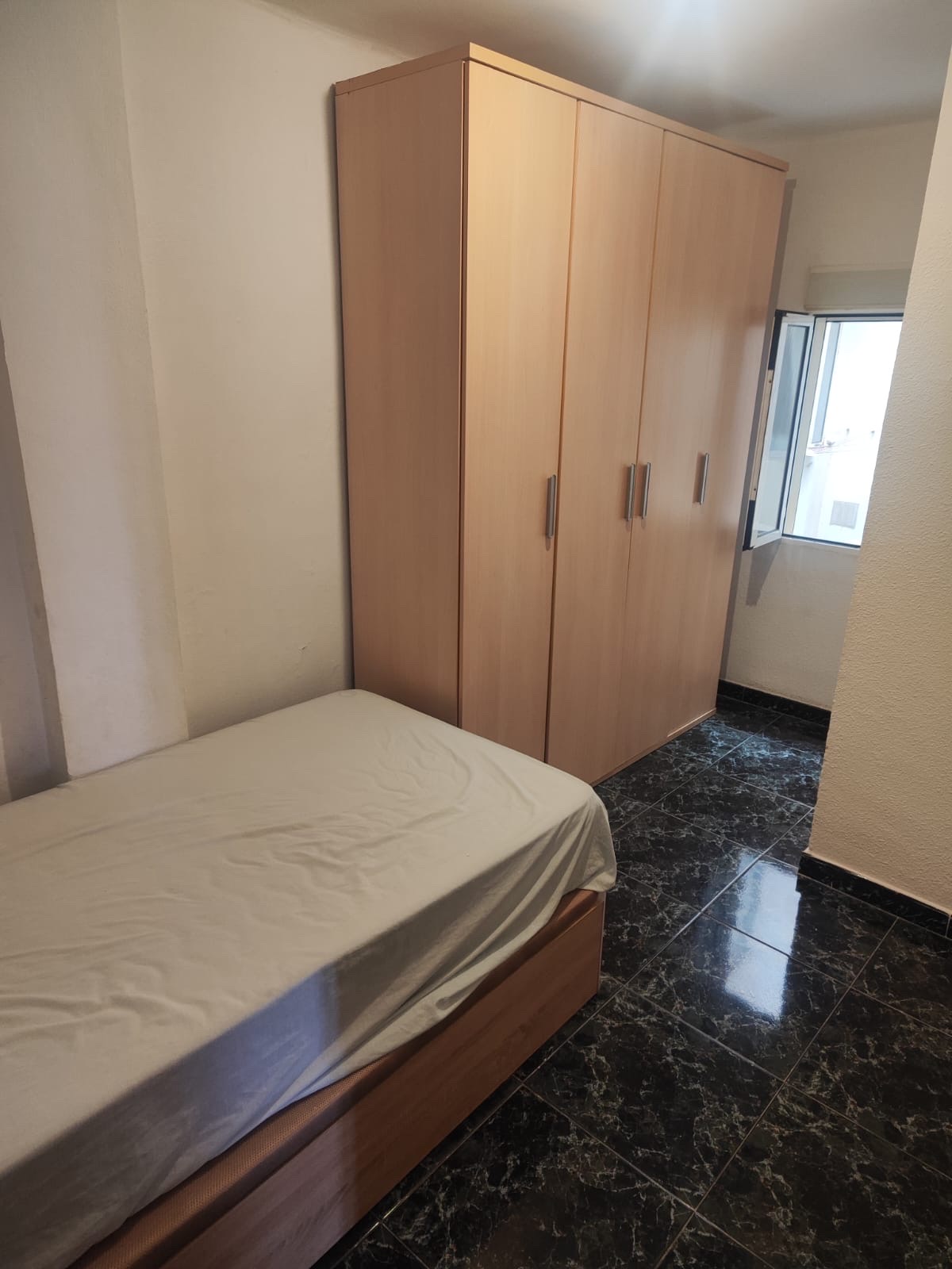 Se alquila  piso de 84 m² situado en el barrio de la Princesa, una de las zonas más demandadas de Málaga por su excelente ubicación y todos los servicios a su alcance. foto 8