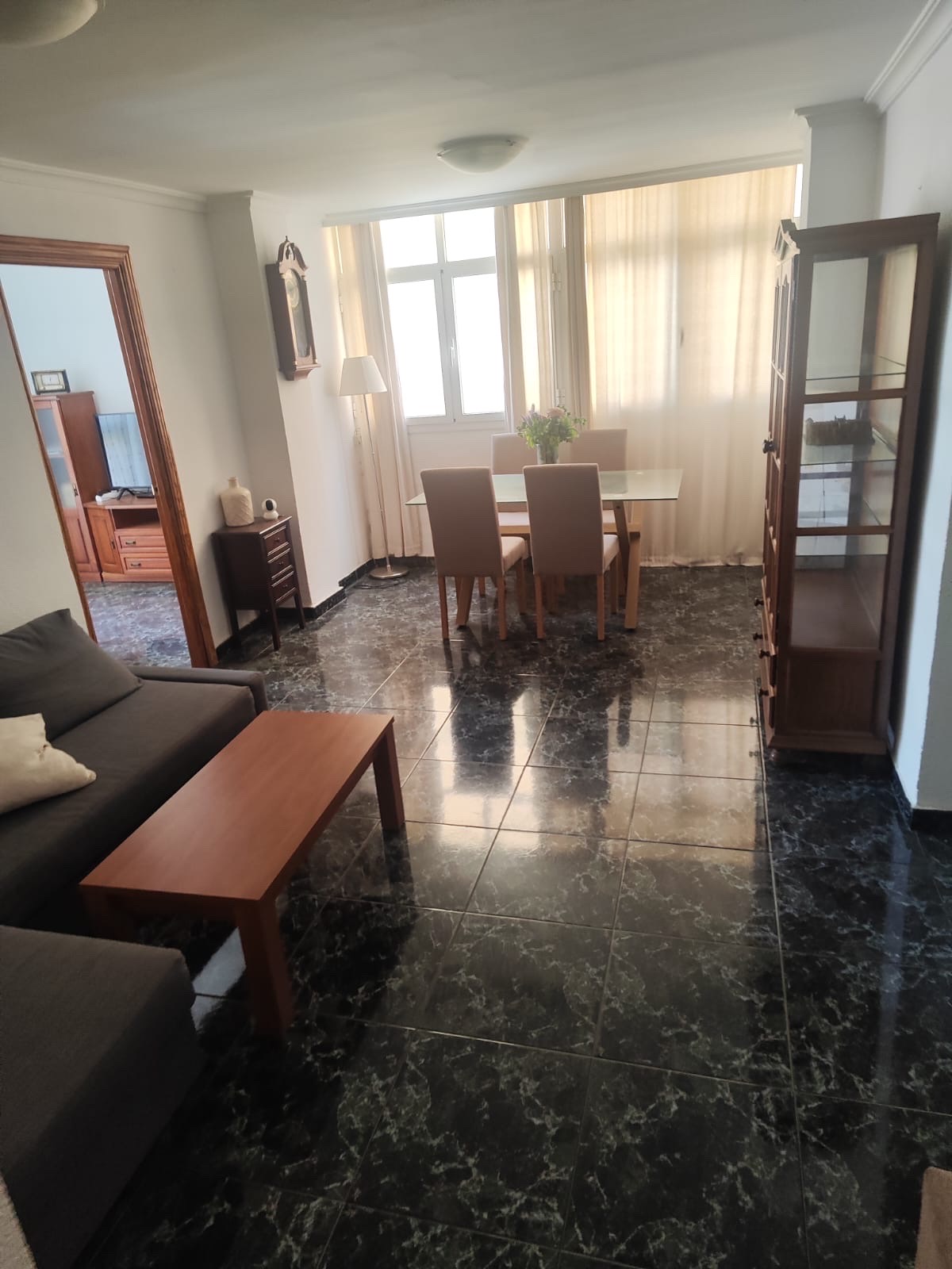 Se alquila  piso de 84 m² situado en el barrio de la Princesa, una de las zonas más demandadas de Málaga por su excelente ubicación y todos los servicios a su alcance. foto 2