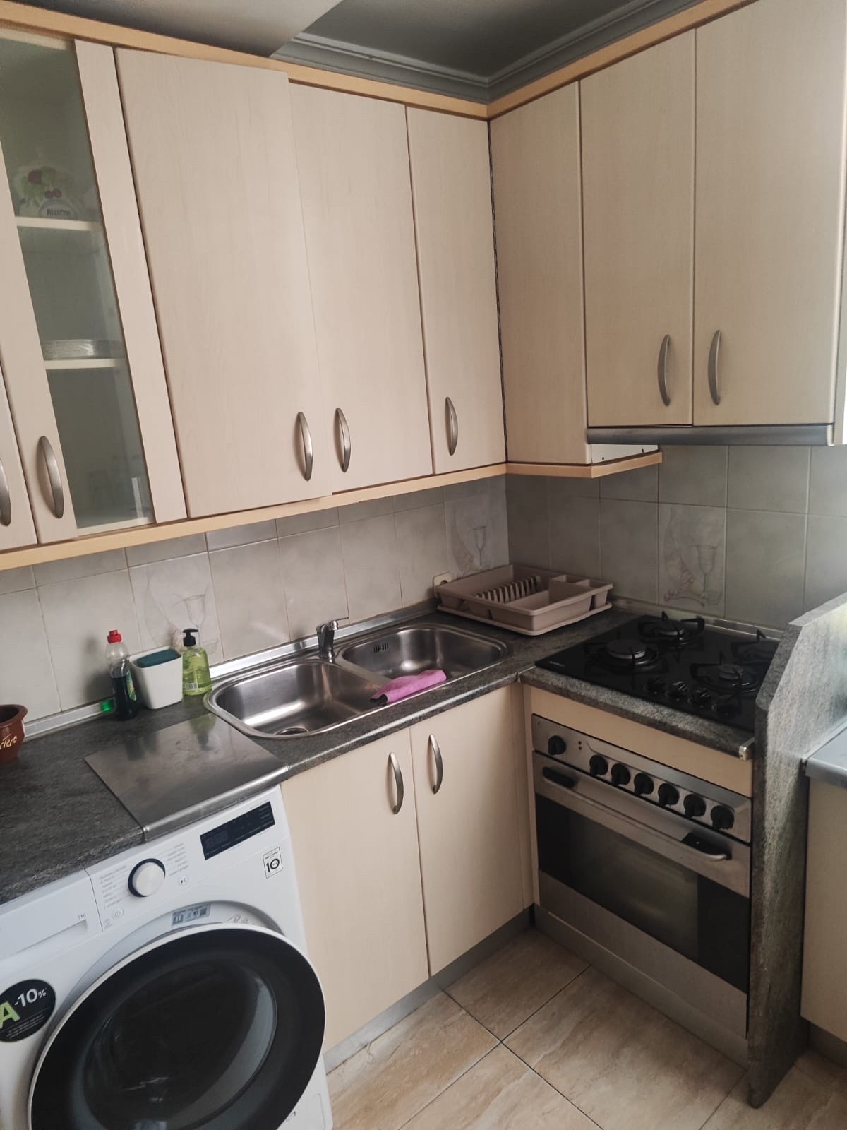 Se alquila  piso de 84 m² situado en el barrio de la Princesa, una de las zonas más demandadas de Málaga por su excelente ubicación y todos los servicios a su alcance.