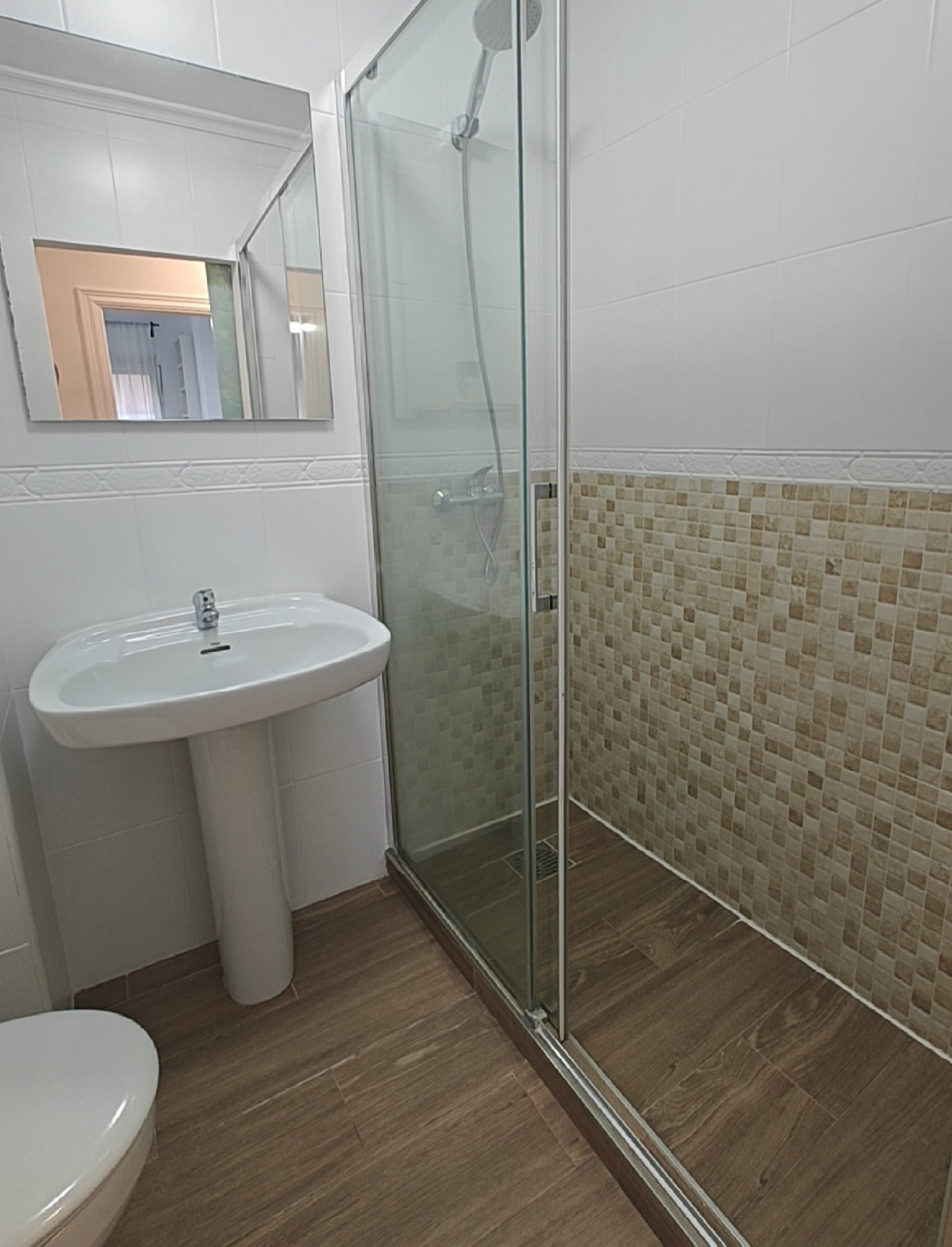 SE ALQUILA HABITACIÓN con posibilidad de GARAJE en Málaga foto 4