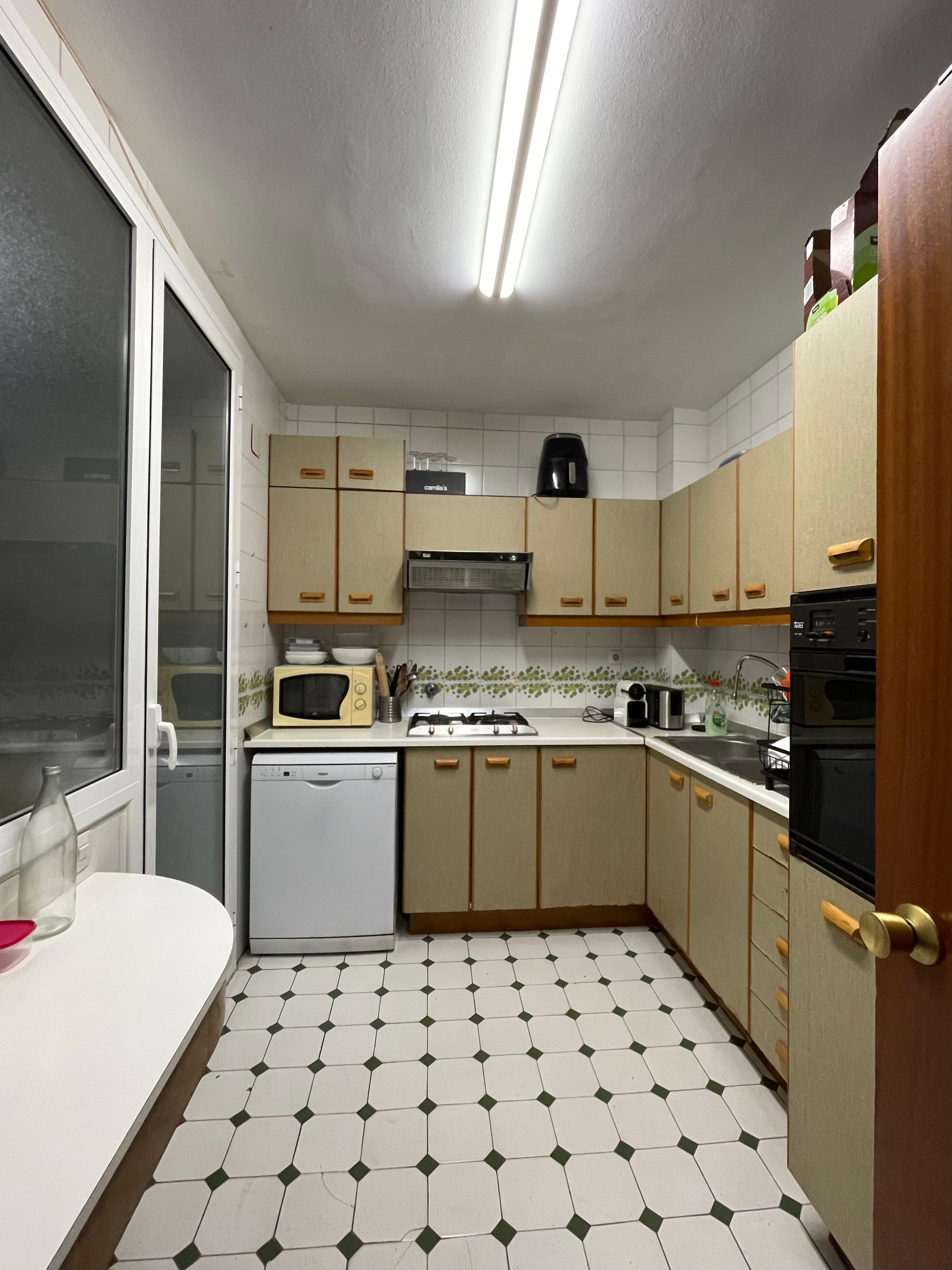 Se alquila habitación en piso de centro de Barcelona foto 4